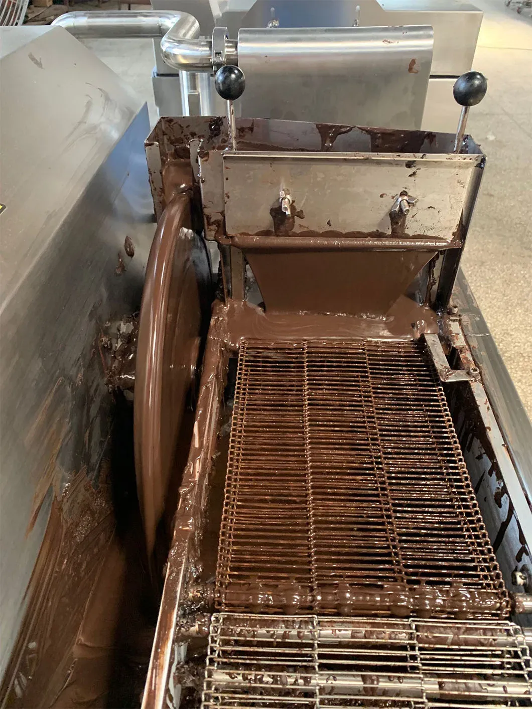 Машина для обсыпки сухофруктов и линия для покрытия мороженого шоколадом 4