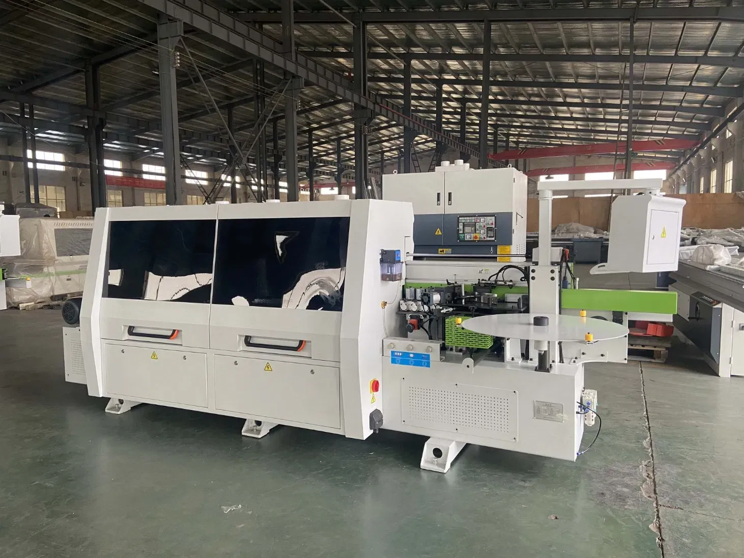 Машина для оклейки кромки с предварительной фрезеровкой и клеем EVA 5