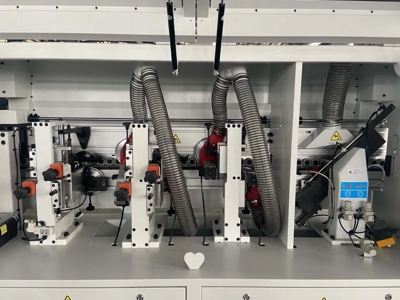 Машина для оклейки кромки с предварительной фрезеровкой и клеем EVA 3