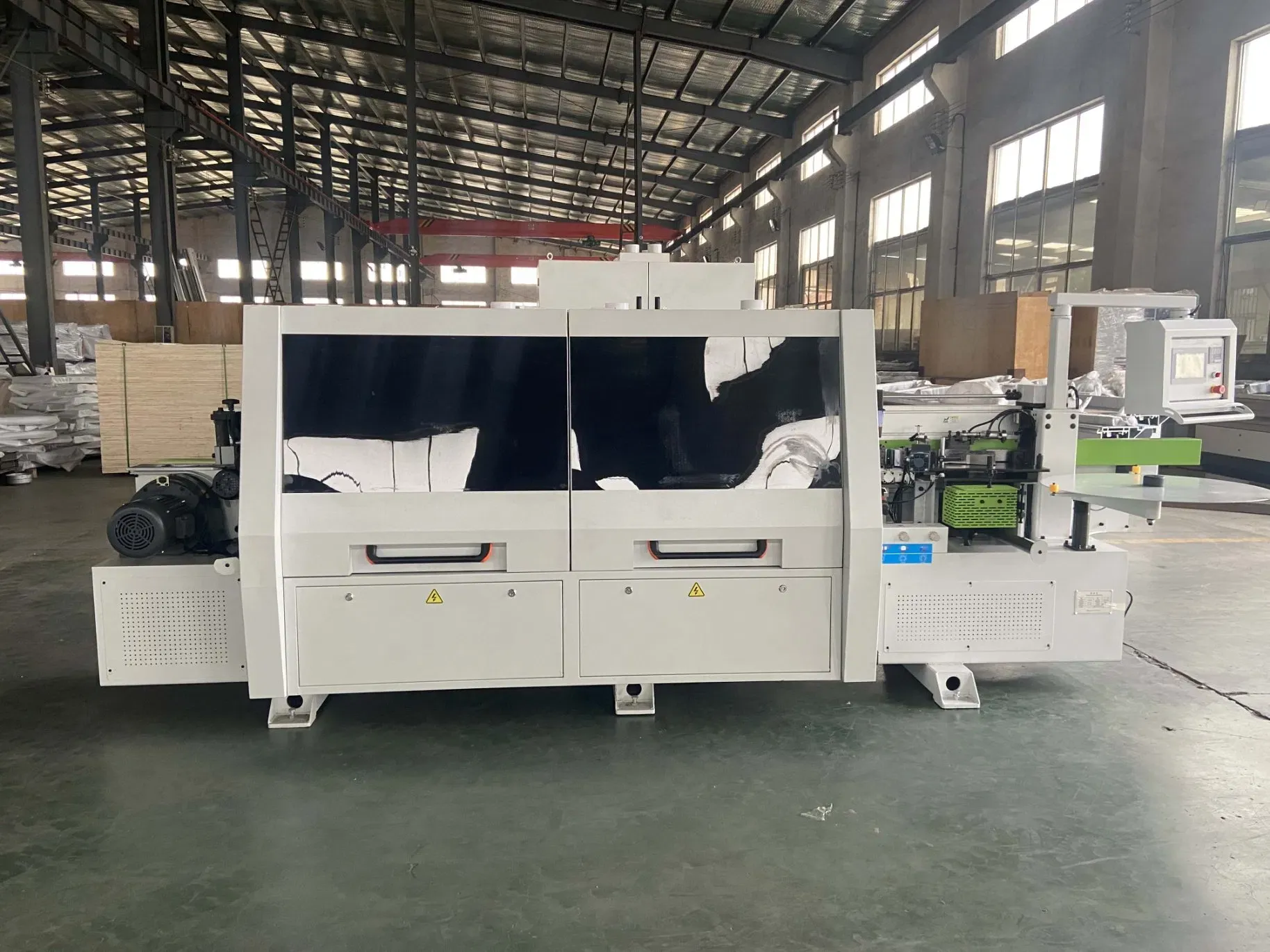 Машина для оклейки кромки с предварительной фрезеровкой и клеем EVA 6