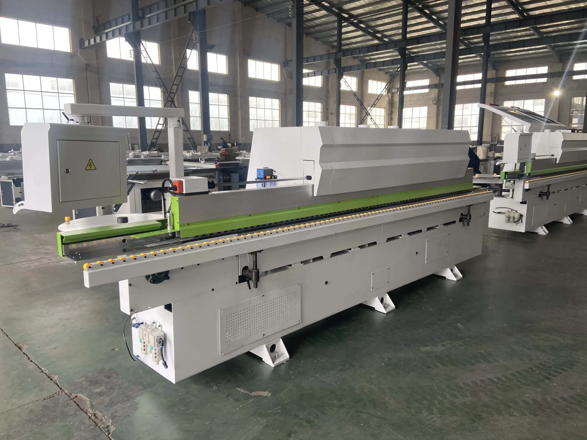 Машина для оклейки кромки с предварительной фрезеровкой и клеем EVA 4