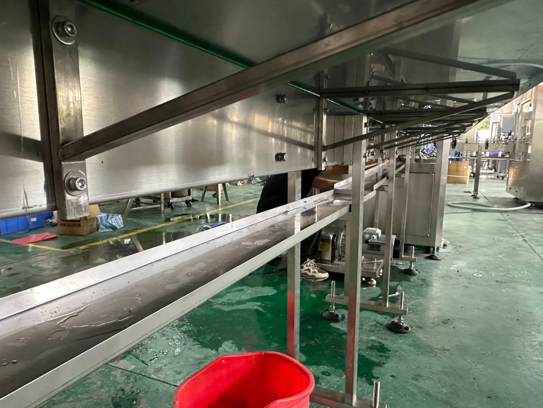 Автоматическая сервоприводная роторная насосная машина для розлива бутылок 6