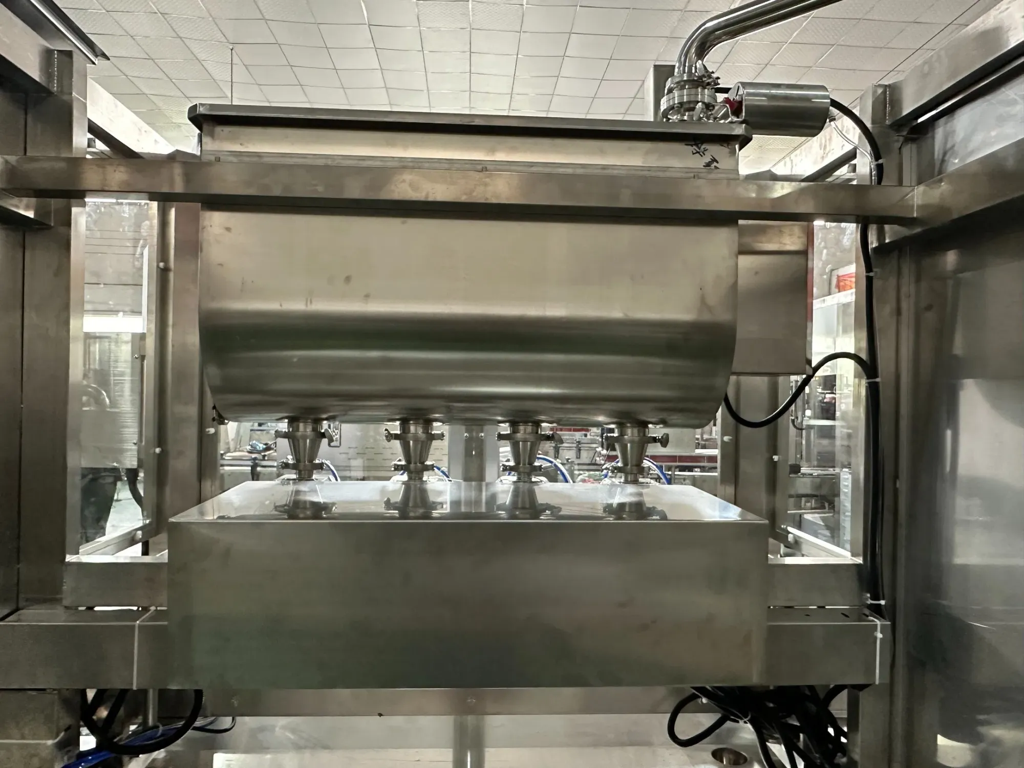 Автоматическая сервоприводная роторная насосная машина для розлива бутылок 5