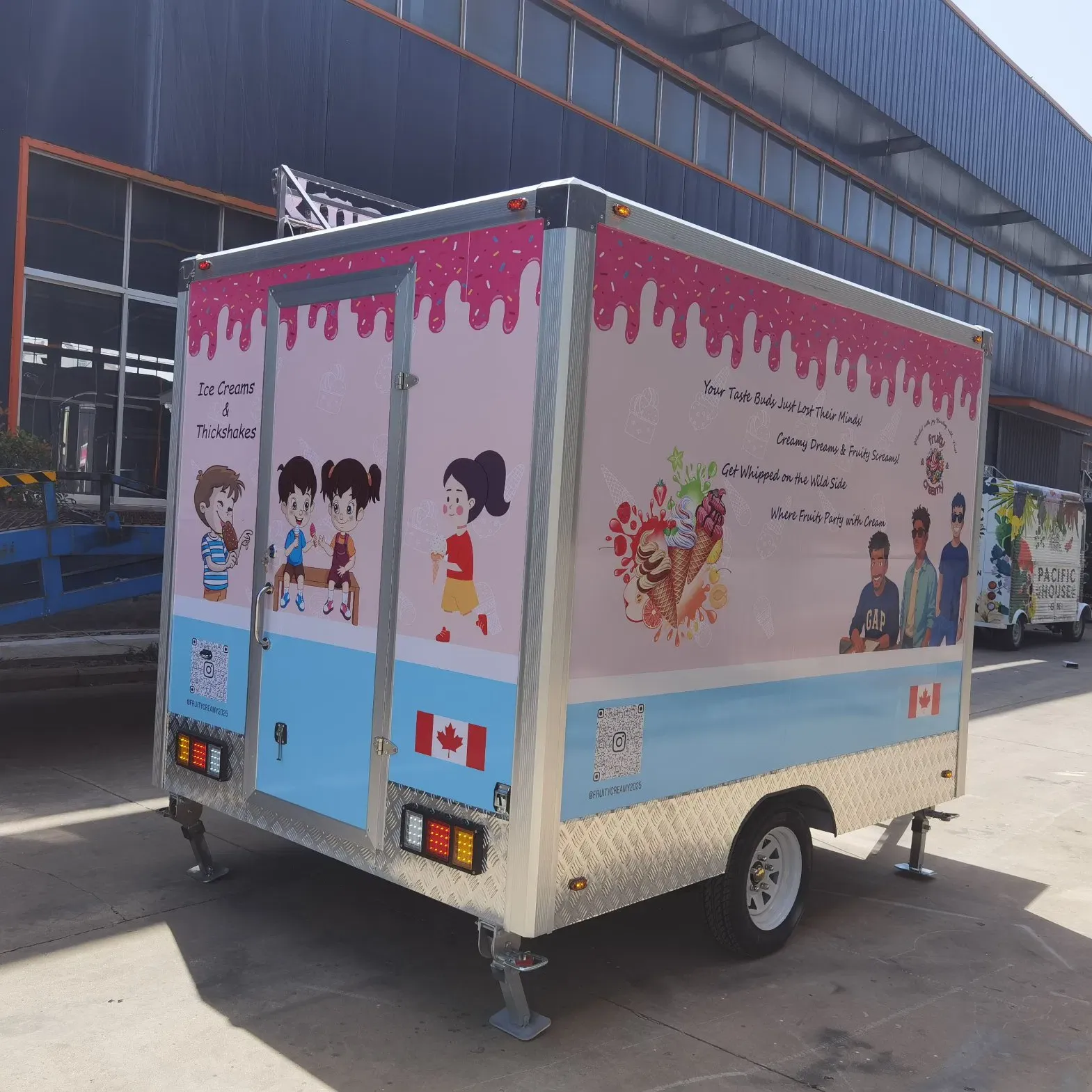 Мобильный фуд-трак на прицепе для пищевых продуктов