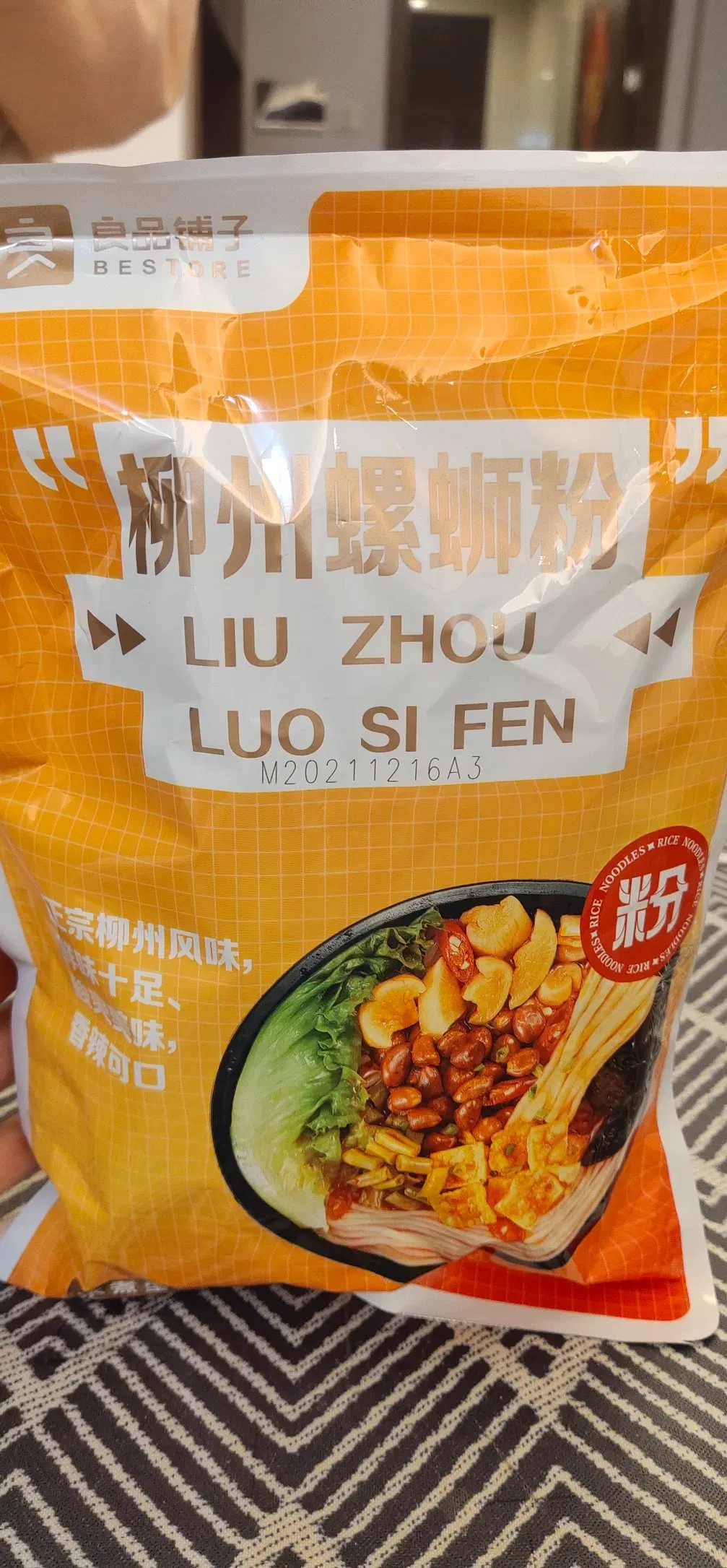 Лазерная машина для кодирования дат на пластиковых алюминиевых фольговых пакетах 6