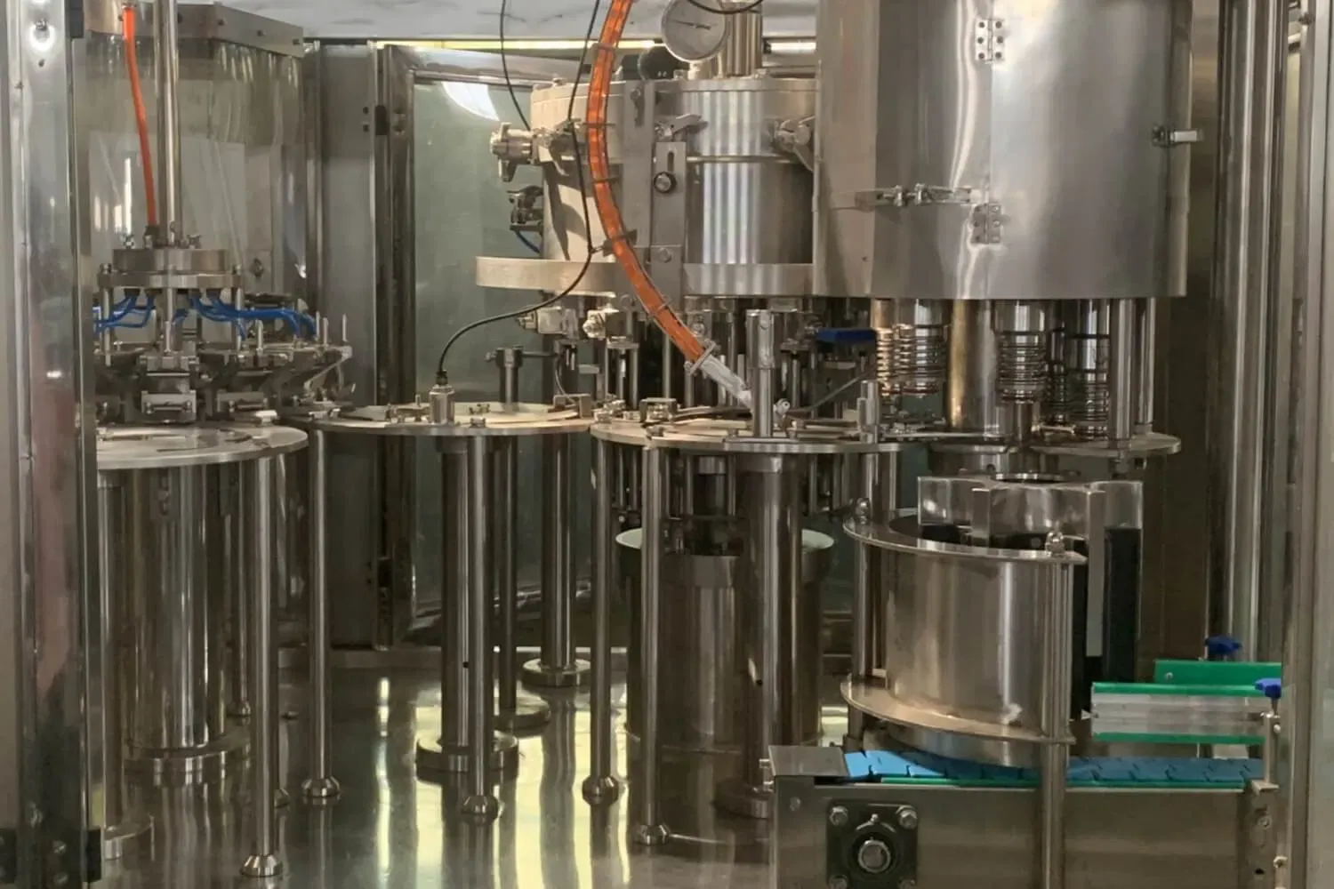 Полностью автоматическая машина для розлива и укупорки бутылок 6