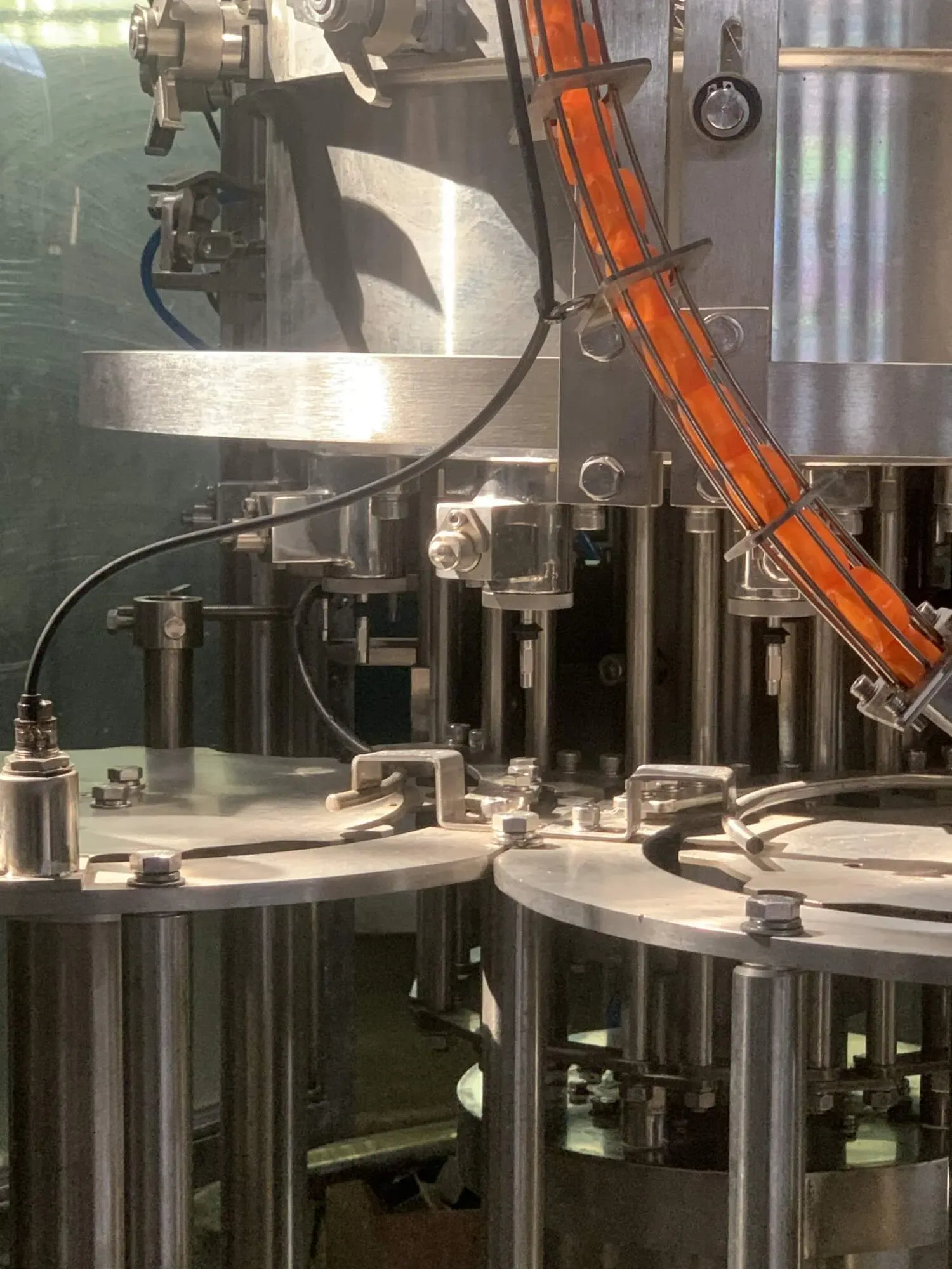 Полностью автоматическая машина для розлива и укупорки бутылок 4