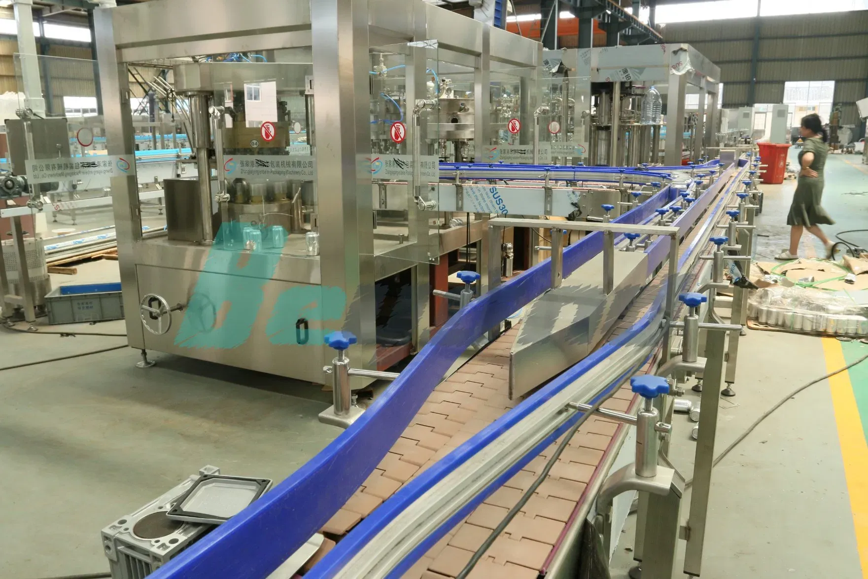 Полностью автоматическая линия розлива, упаковки и укупорки жидкостей в банки: фруктовые соки, пиво и газированные напитки 3