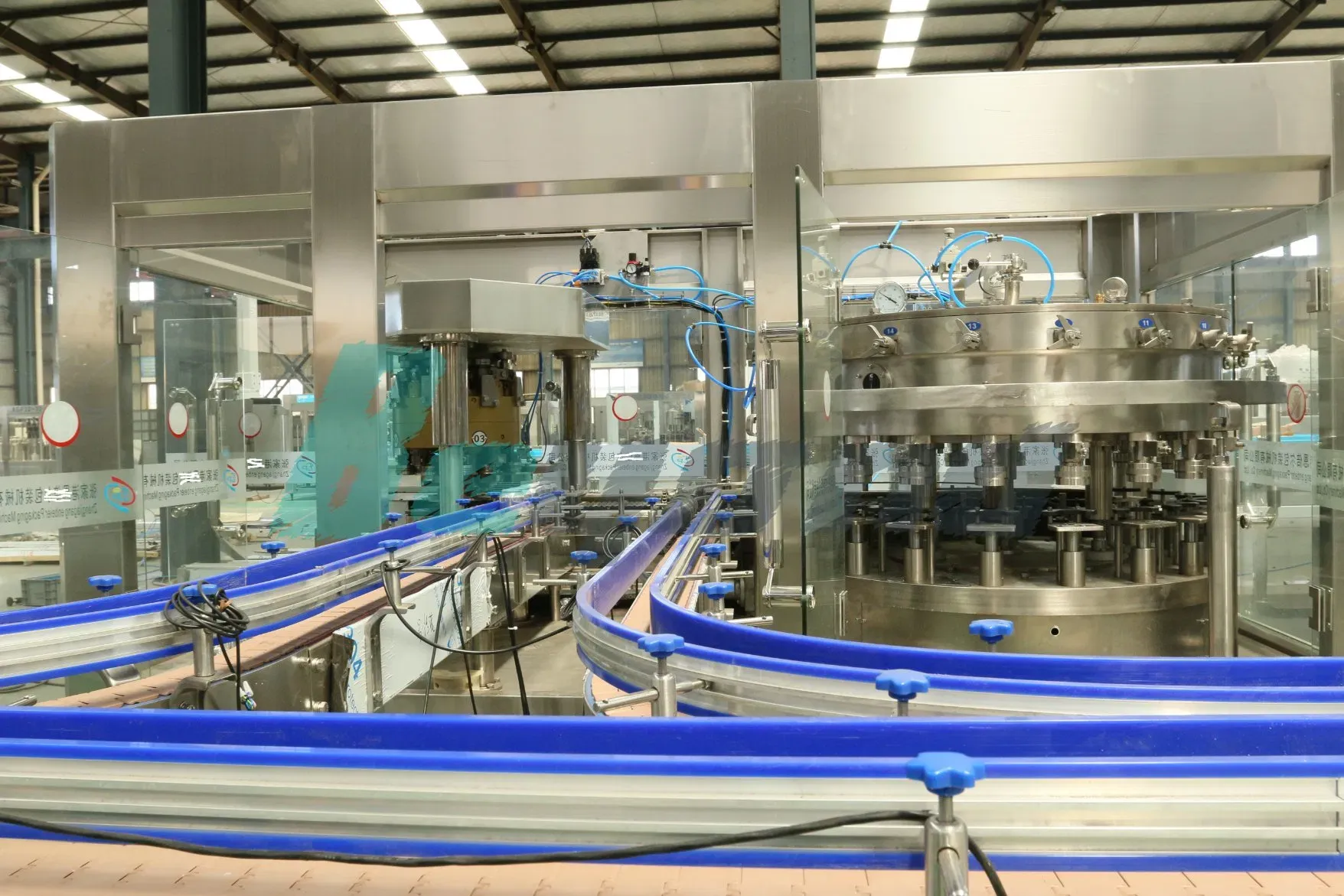 Полностью автоматическая система Monoblock 3 в 1 для заправки напитков и укупорки 6