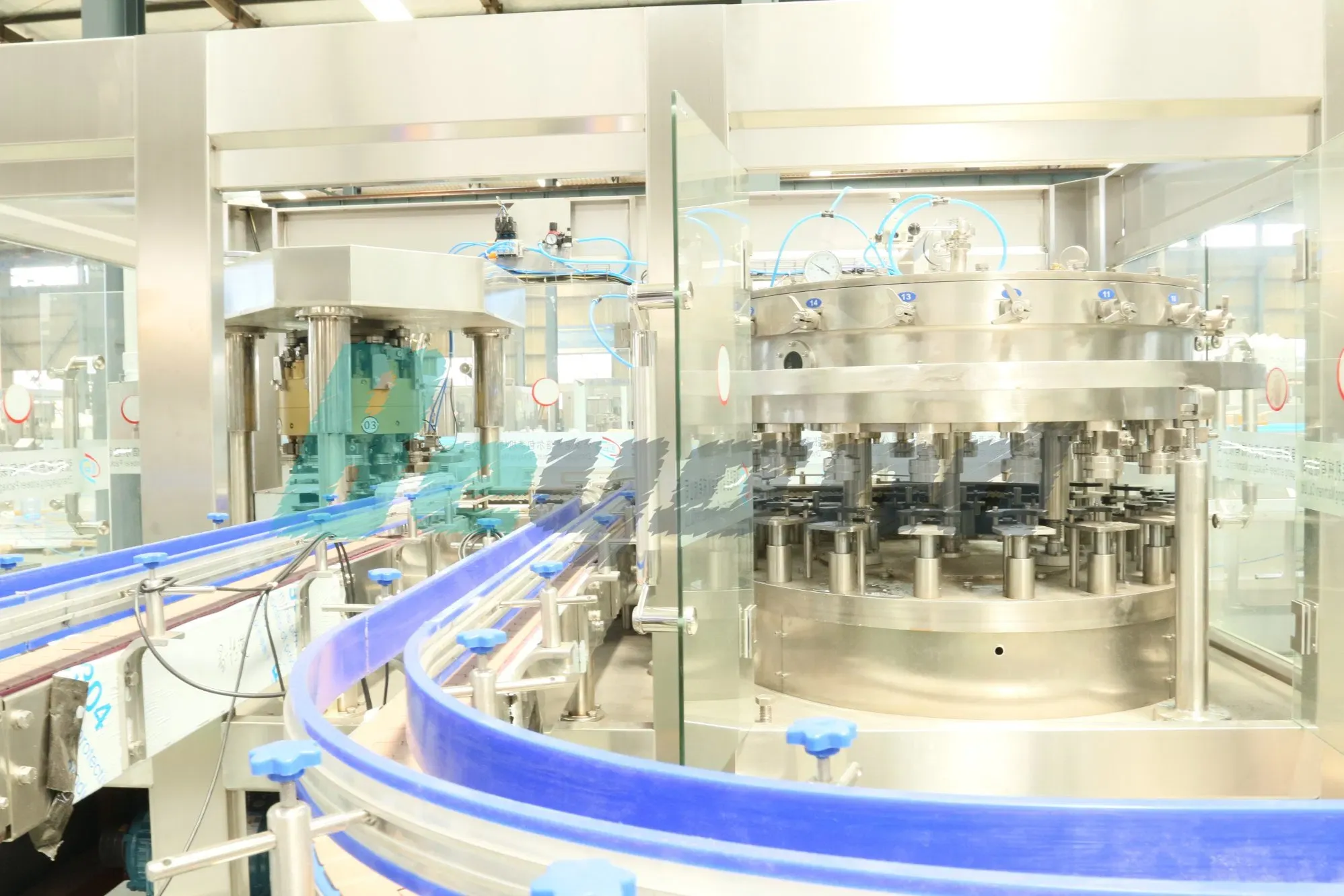 Полностью автоматическая система Monoblock 3 в 1 для заправки напитков и укупорки 3