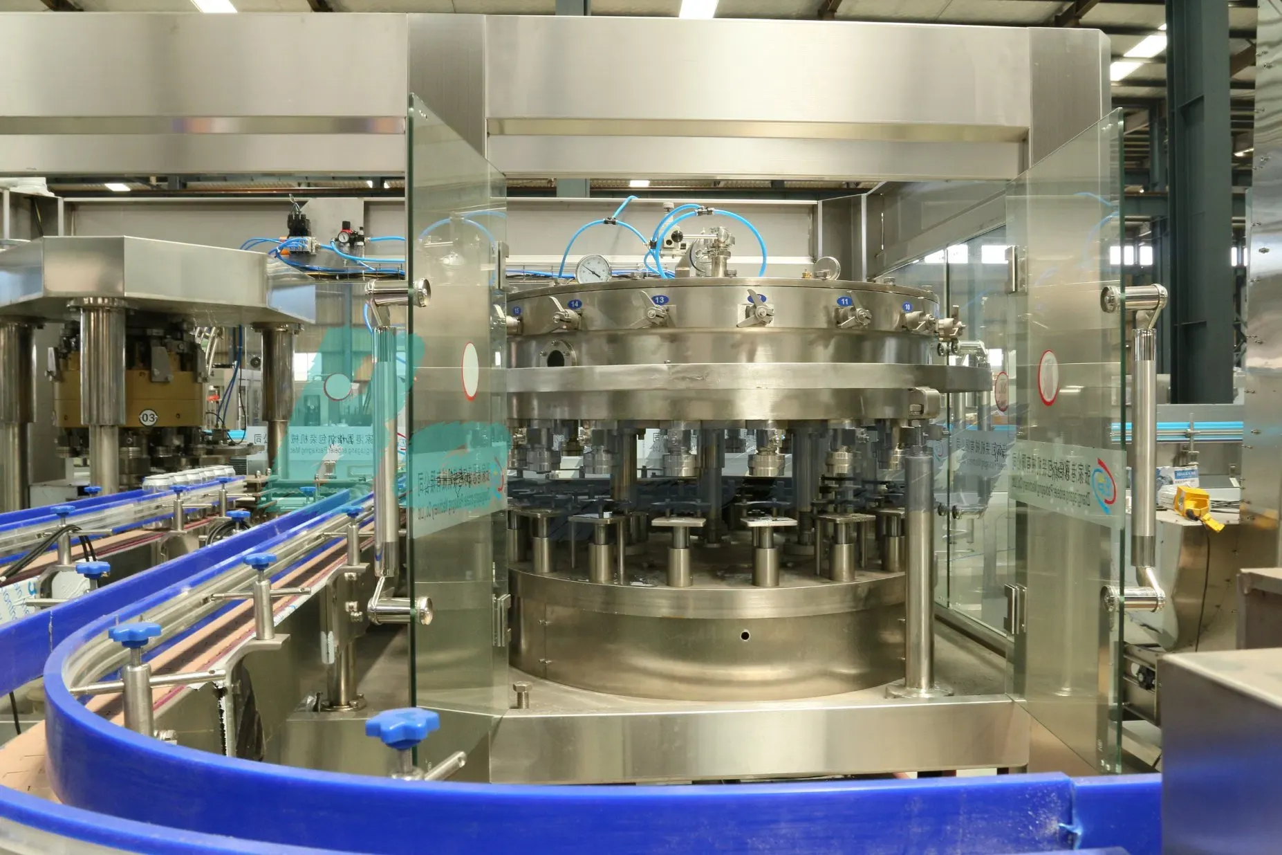 Полностью автоматическая система Monoblock 3 в 1 для заправки напитков и укупорки 4