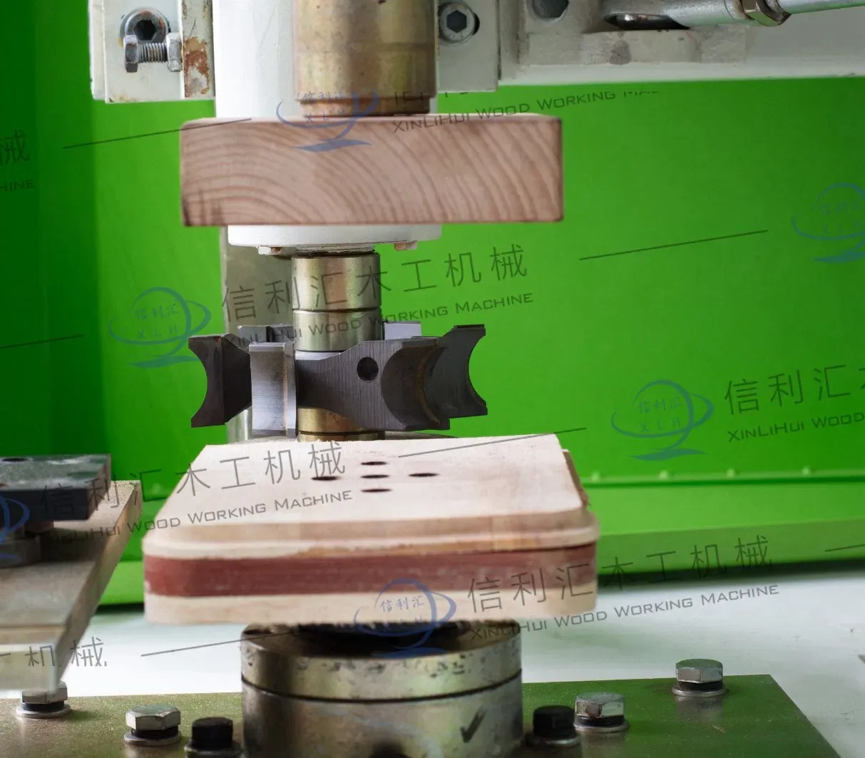 Полностью закрытый автоматический копировальный фрезерный станок с двумя шпинделями для деревообработки с функцией шлифовки 3