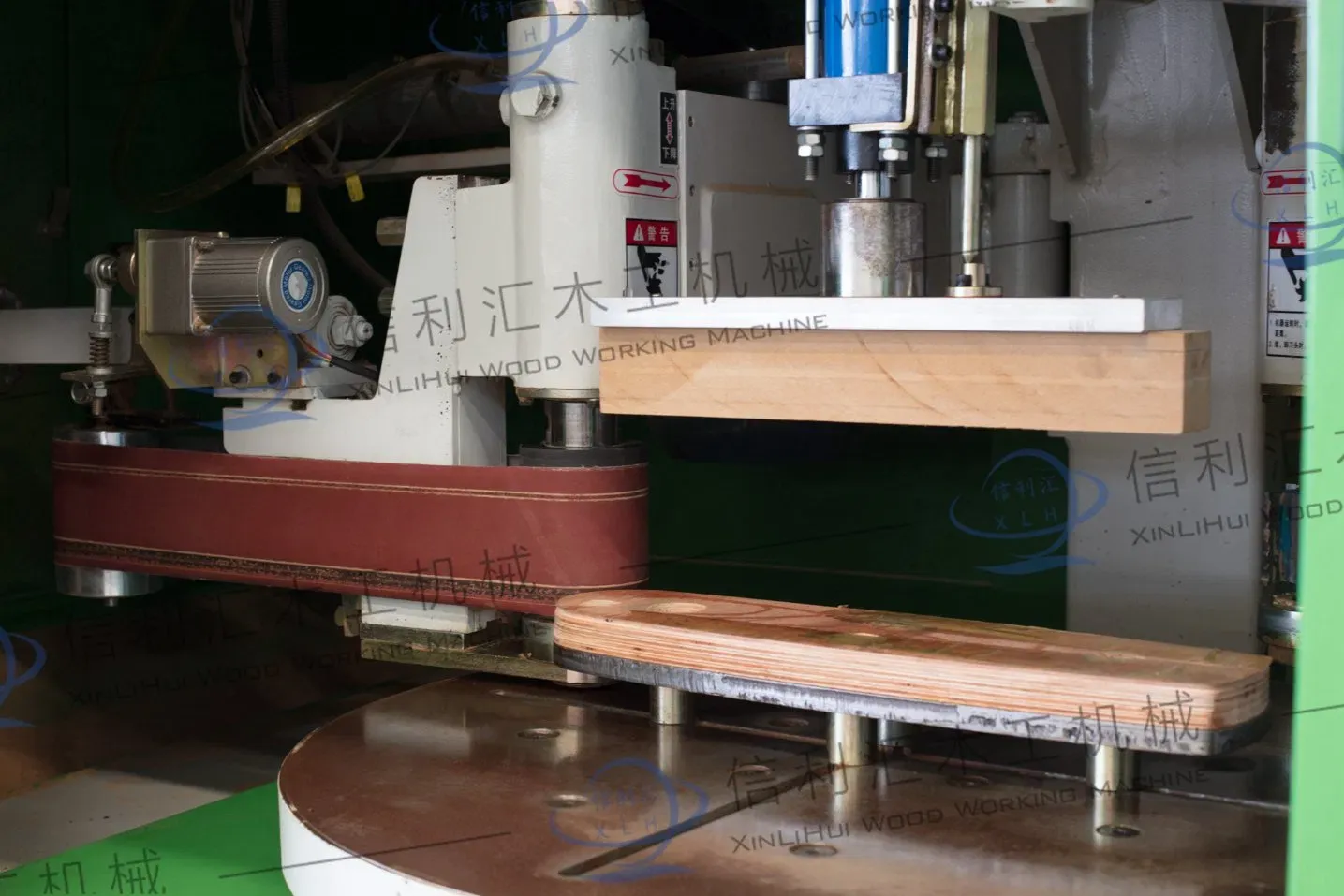 Полностью закрытый автоматический копировальный фрезерный станок с двумя шпинделями для деревообработки с функцией шлифовки 5