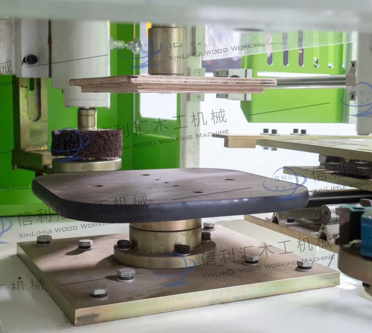 Полностью закрытый автоматический копировальный фрезерный станок с двумя шпинделями для деревообработки с функцией шлифовки 2