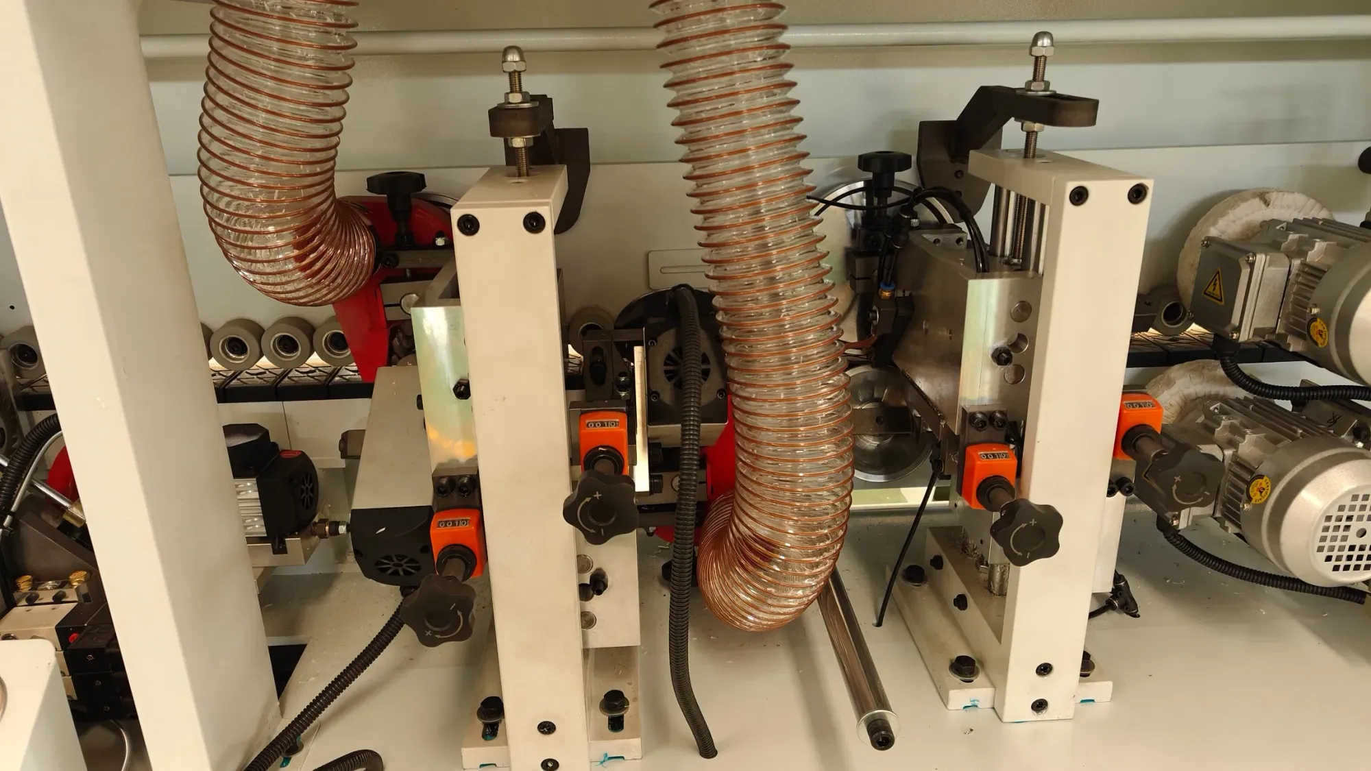 Автоматическая машина для кольцевания края с предварительной фрезеровкой 5