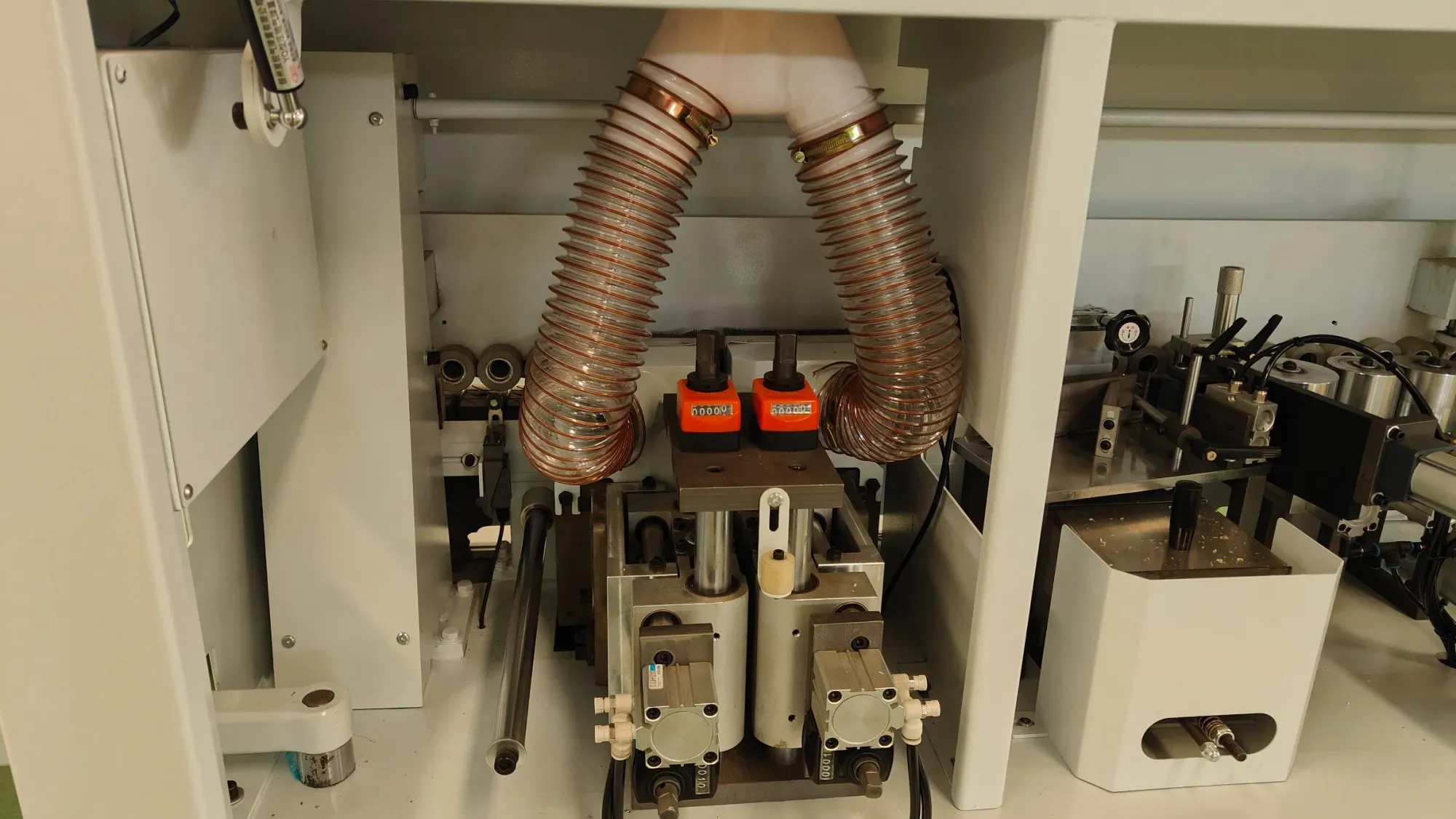 Автоматическая машина для кольцевания края с предварительной фрезеровкой 3