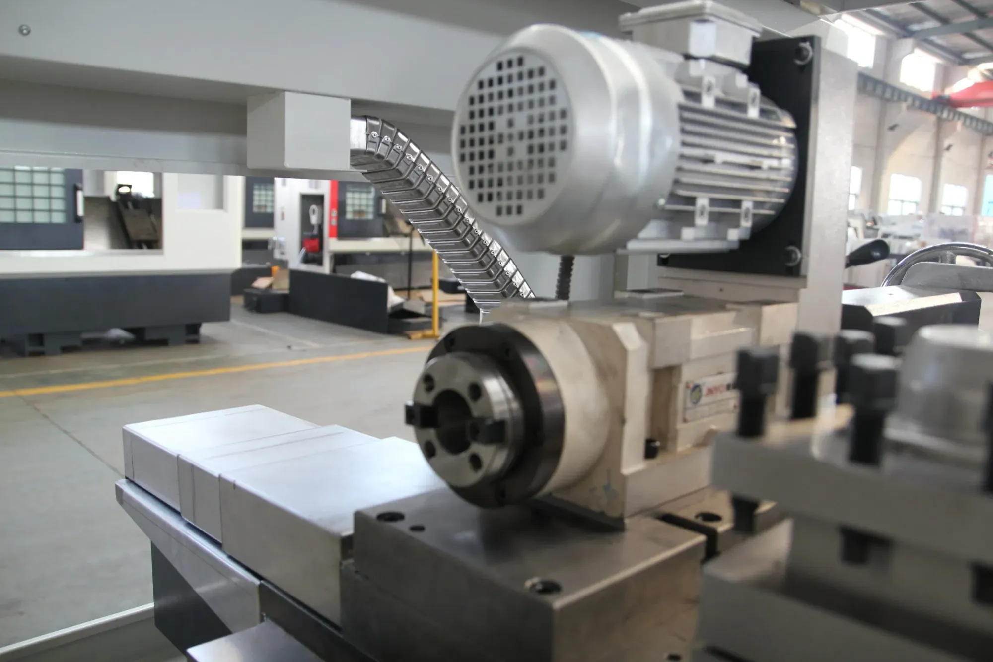 Миниатюрный горизонтальный токарный станок Ck6150 с ЧПУ 4