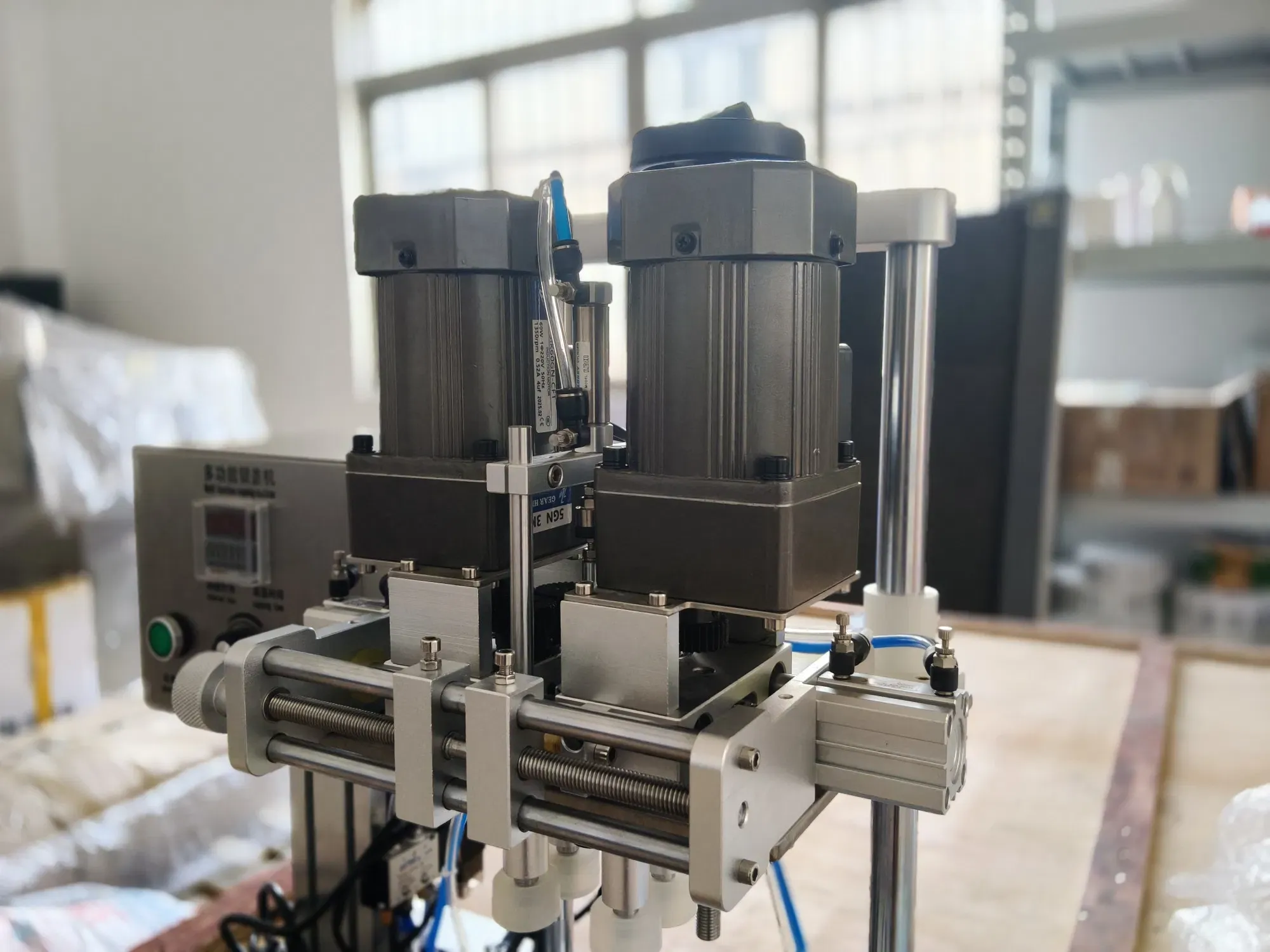 Полуавтоматическая машина для укупорки пластиковых бутылок 5