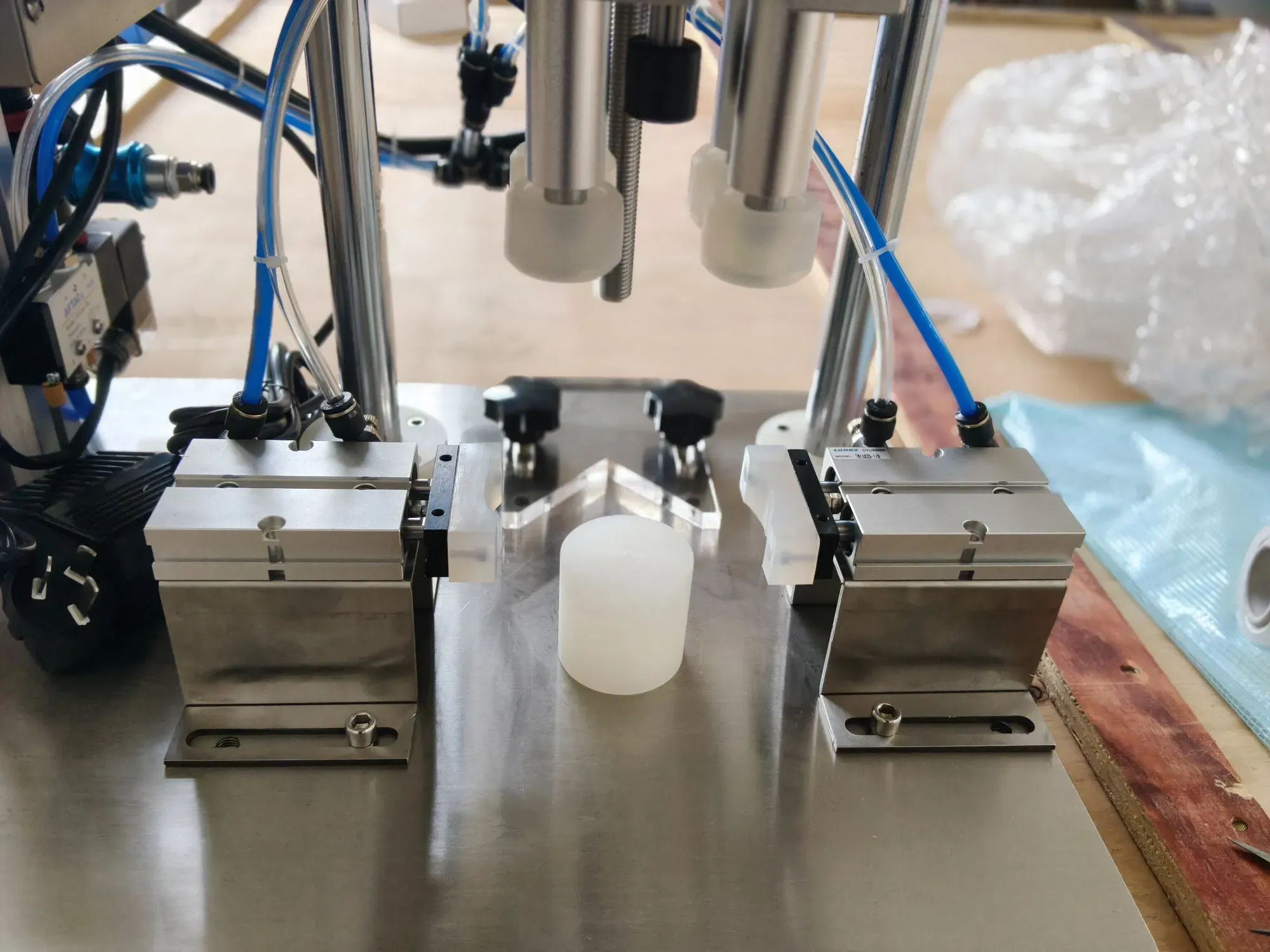 Полуавтоматическая машина для укупорки пластиковых бутылок 6