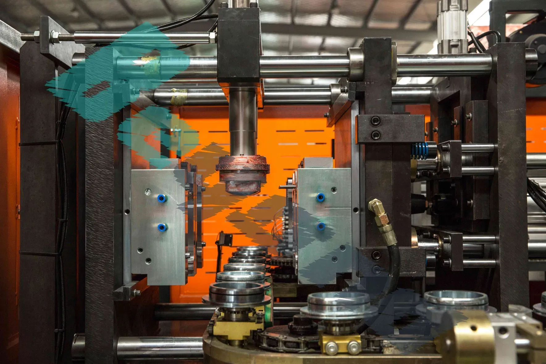 Машина для производства пластиковых бутылок методом выдувного формования 6