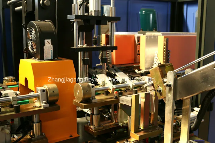 Полностью автоматическая многогнездная машина для выдува ПЭТ-бутылок с интегрированными воздушными компрессорами и системой охлаждения 2