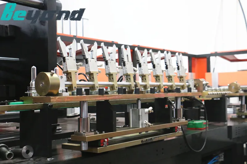 Полностью автоматическая многогнездная машина для выдува ПЭТ-бутылок с интегрированными воздушными компрессорами и системой охлаждения 5