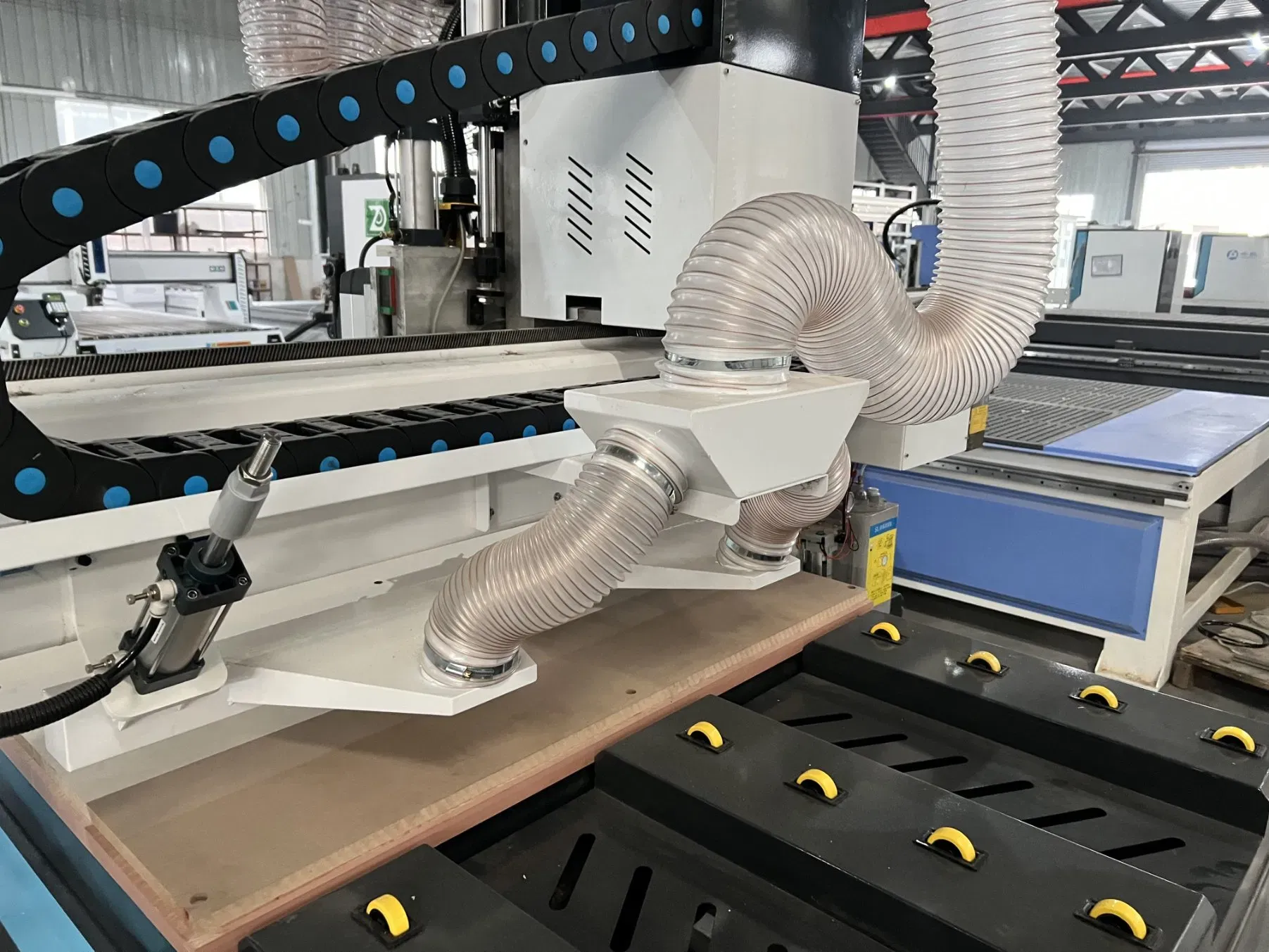 Высокоточный 4-Head ЧПУ фрезер для деревообработки и МДФ ZD1325 2