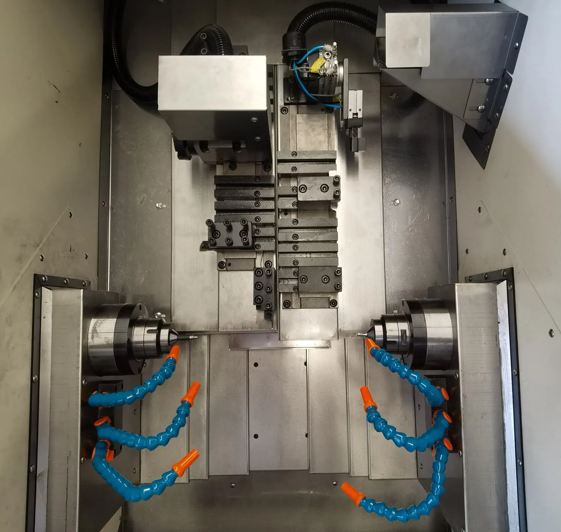 Высокоточная двойная шпиндельная металлообрабатывающая станок с наклонной кроватью и ганг-оснасткой с числовым программным управлением 4