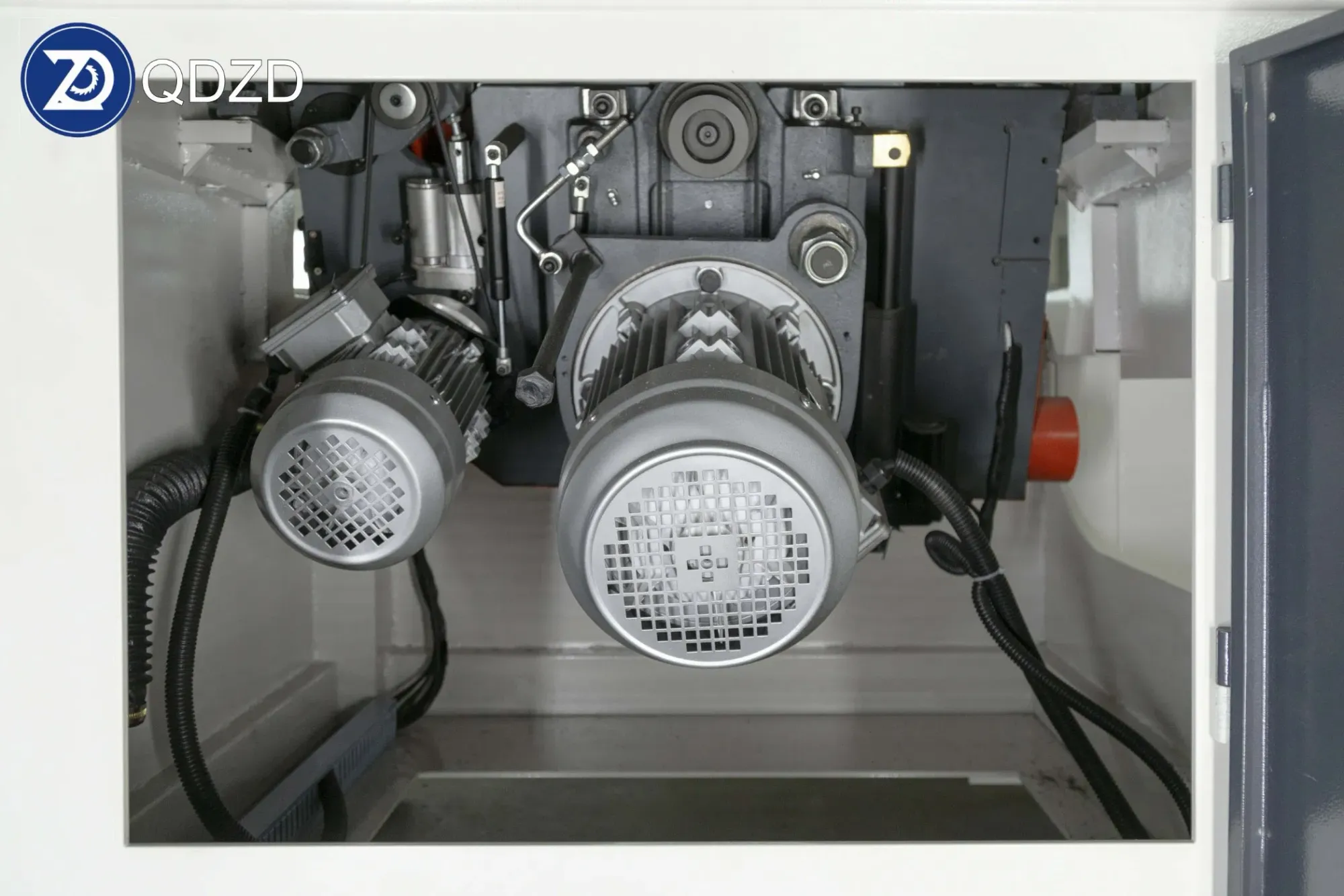 Высокоточная деревообрабатывающая пилорама ZD400T 3