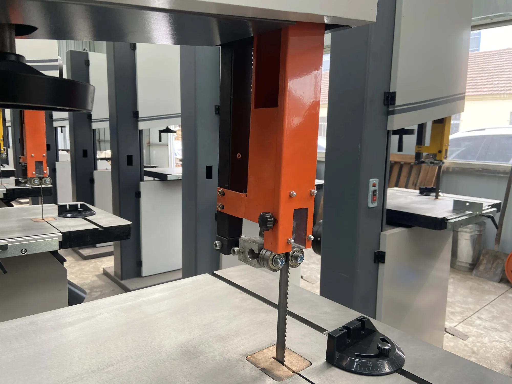 Высококачественная вертикальная ленточная пила для резки дерева 2