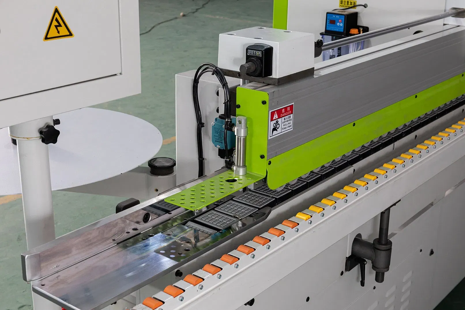 Автоматическая кромкооблицовочная машина для мебели 3