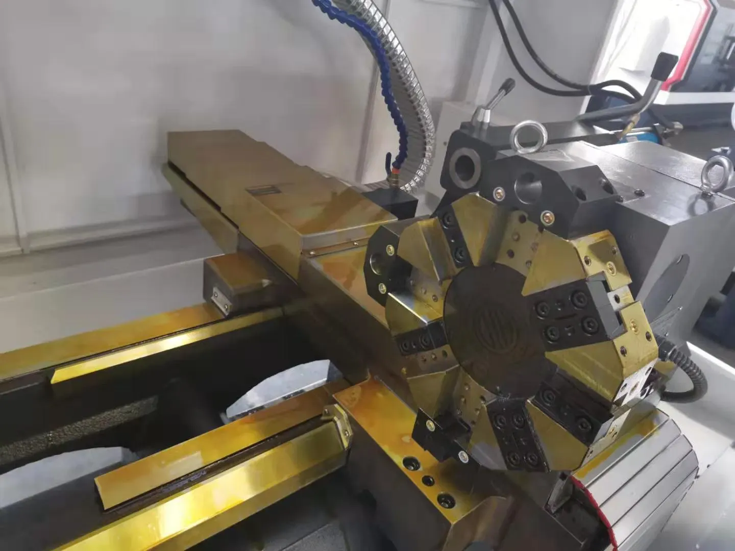 Горизонтальный токарный станок высокой точности CK6150 2