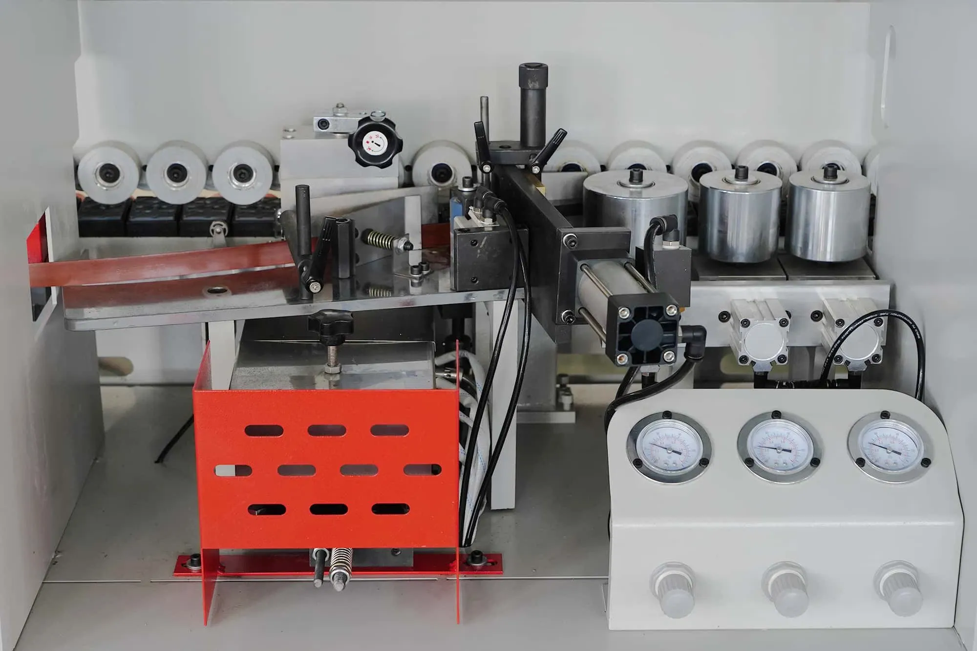 Промышленная кромкооблицовочная машина с предварительной фрезеровкой для производства мебельных шкафов 6