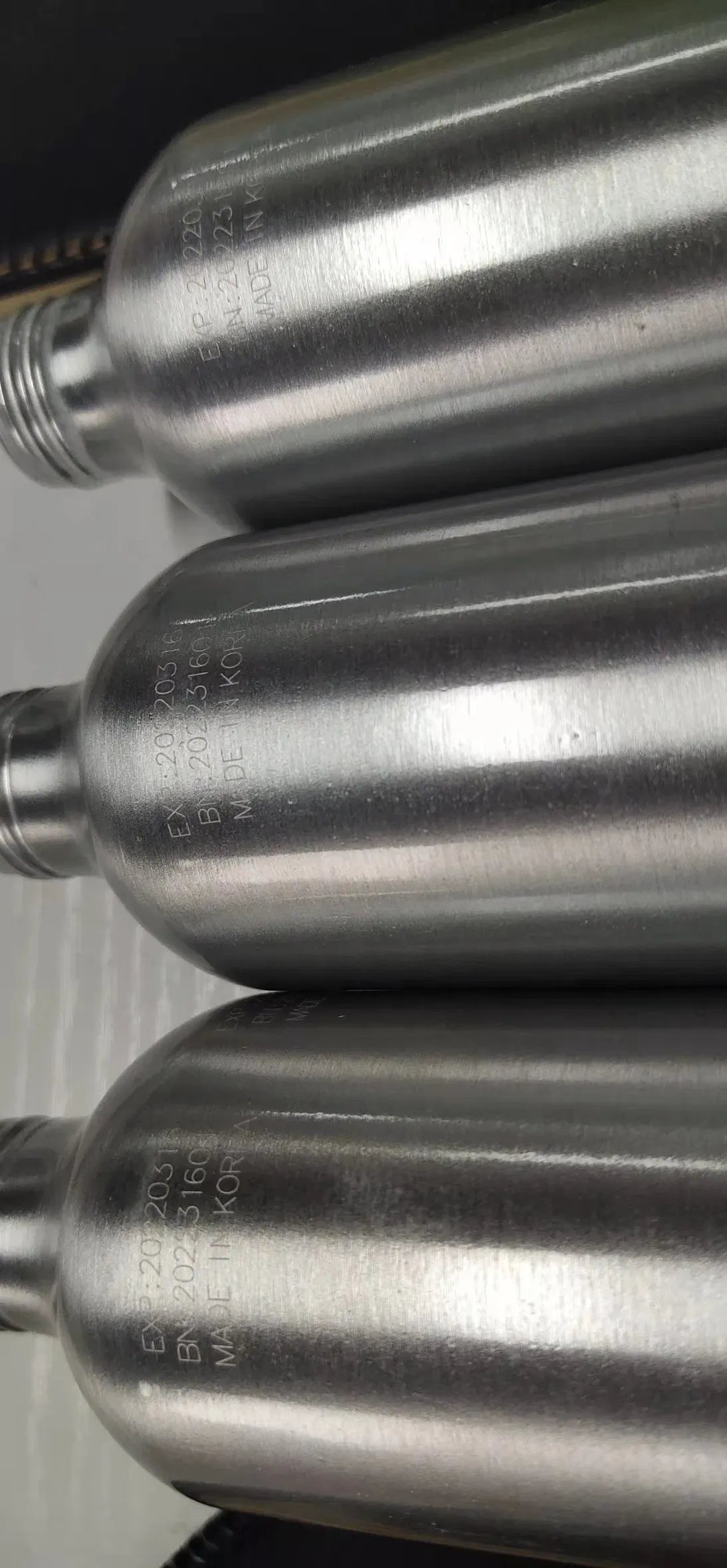 Автоматический лазерный маркер Jpt 20W 30W 50W волоконный лазерный летящий маркировочный станок с конвейерной лентой 6