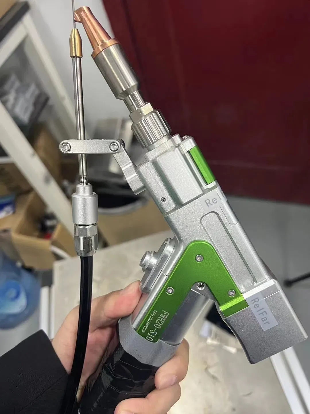 Лазерный сварщик с подачей провода 6000W Ручная волоконно-лазерная сварочная машина для металла 6