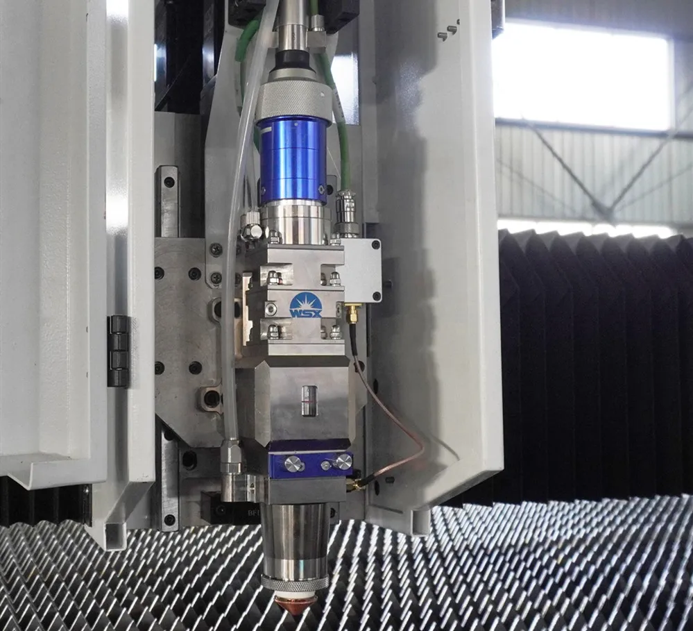 Профессиональный волоконный лазерный станок для резки металла 5