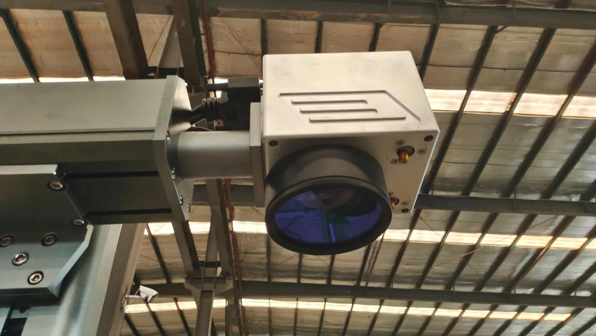 Профессиональный лазерный маркировочный станок для металлических изделий 3