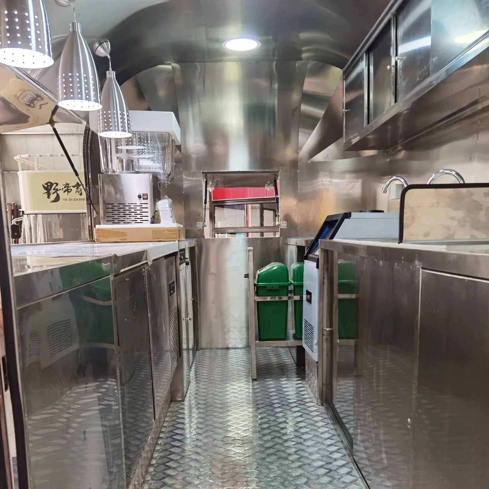 Мобильная кухня для фастфуда и напитков 3