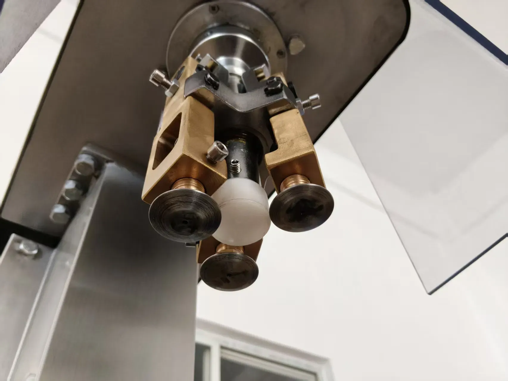 Полуавтоматическая машина для укупорки бутылок с соком 4