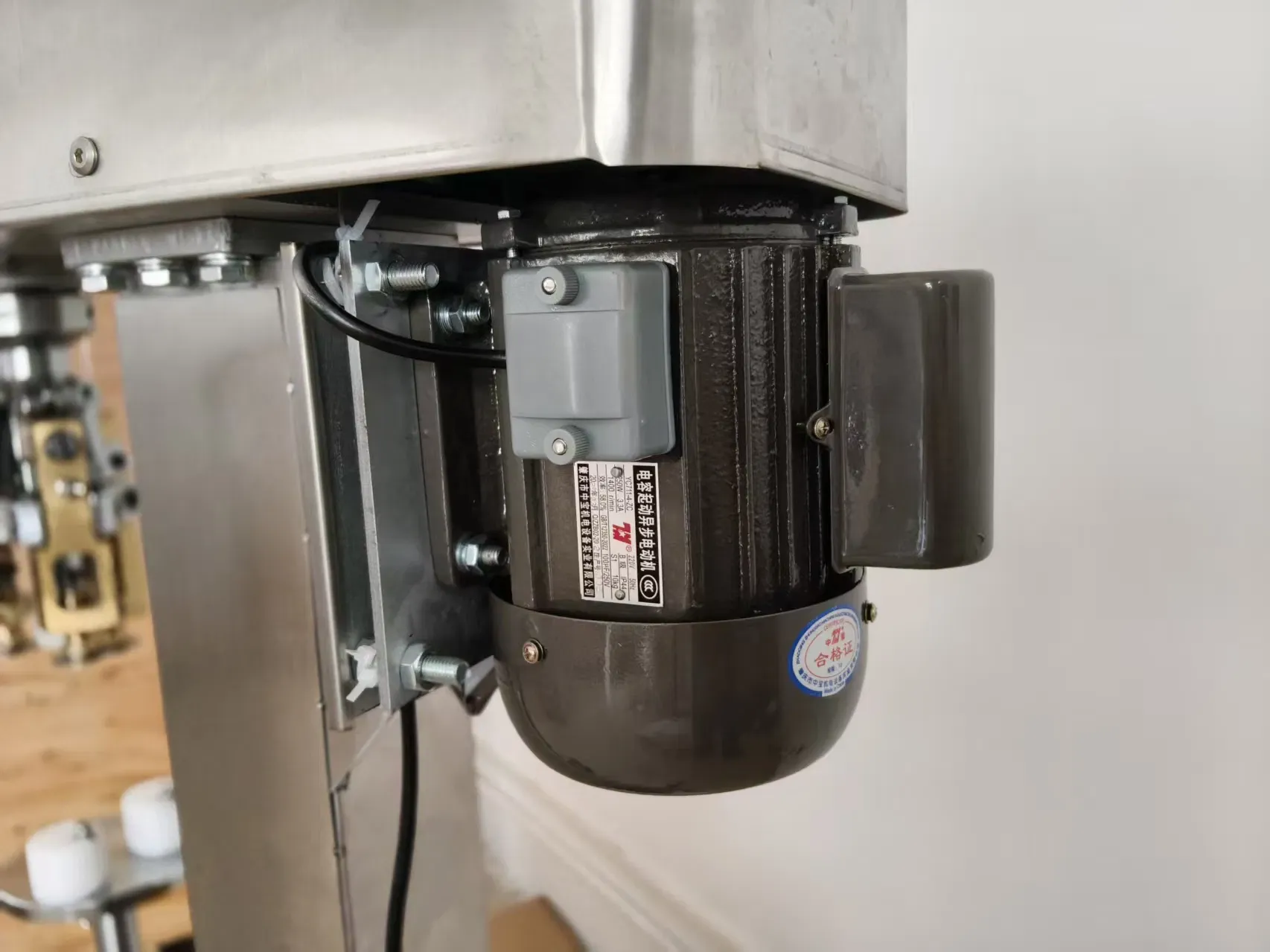 Полуавтоматическая машина для укупорки бутылок с соком 5