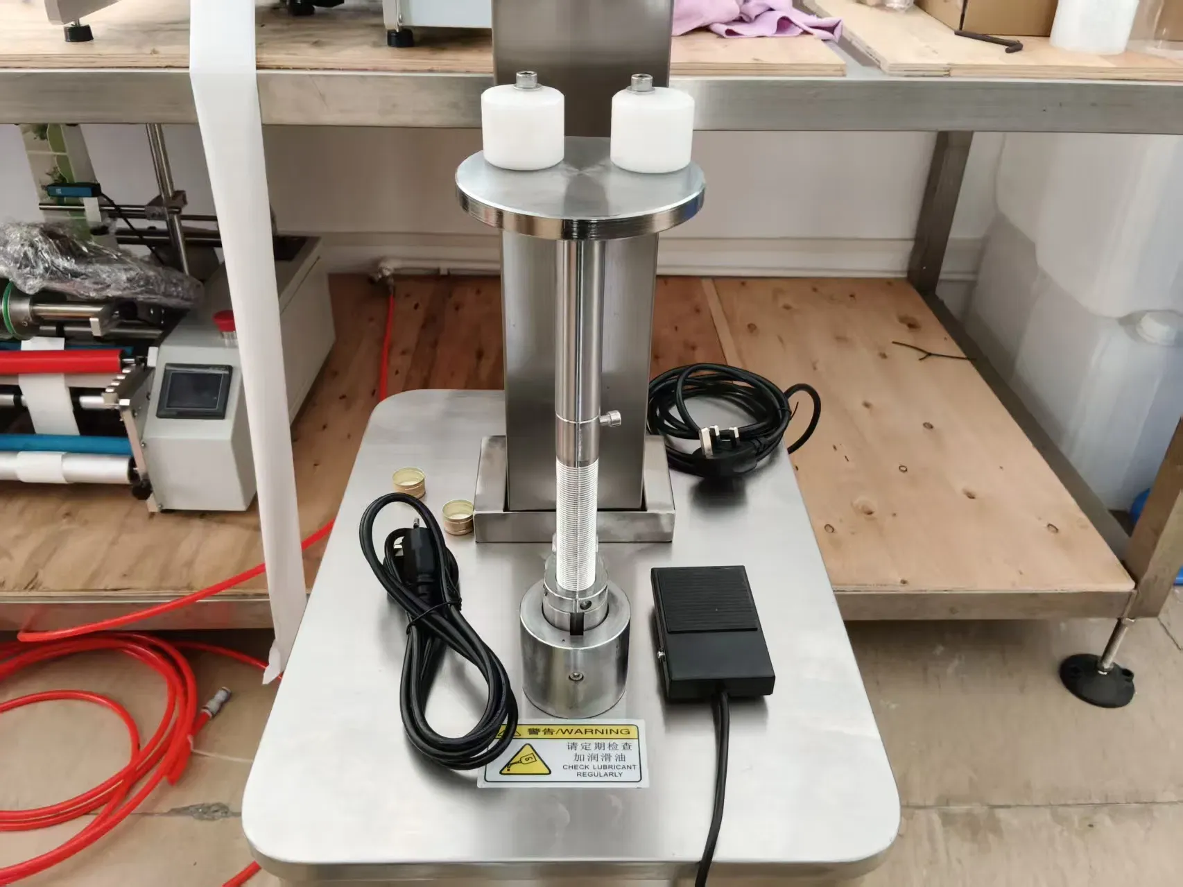 Полуавтоматическая машина для укупорки бутылок с соком 6