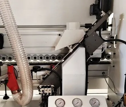 Автоматическая машина для бокового сверления и обрезки углов с ПУР клеем 6