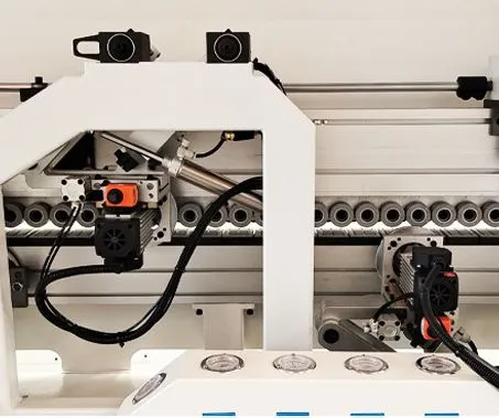 Автоматическая машина для бокового сверления и обрезки углов с ПУР клеем 5