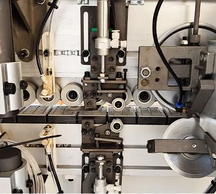 Автоматическая машина для бокового сверления и обрезки углов с ПУР клеем 3