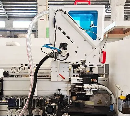 Автоматическая машина для бокового сверления и обрезки углов с ПУР клеем 4