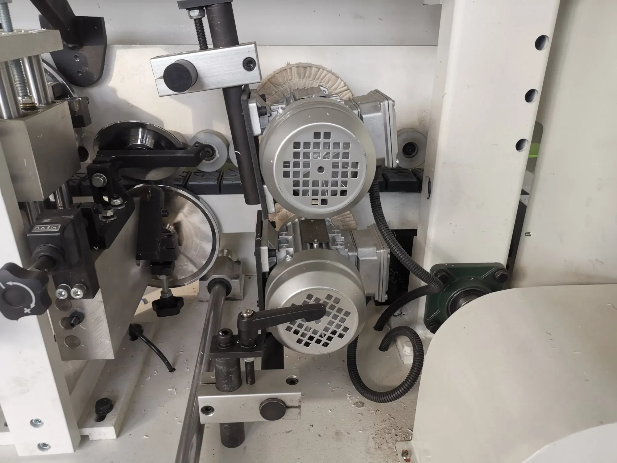 Полуавтоматический станок для кромления древесины и ПВХ 3