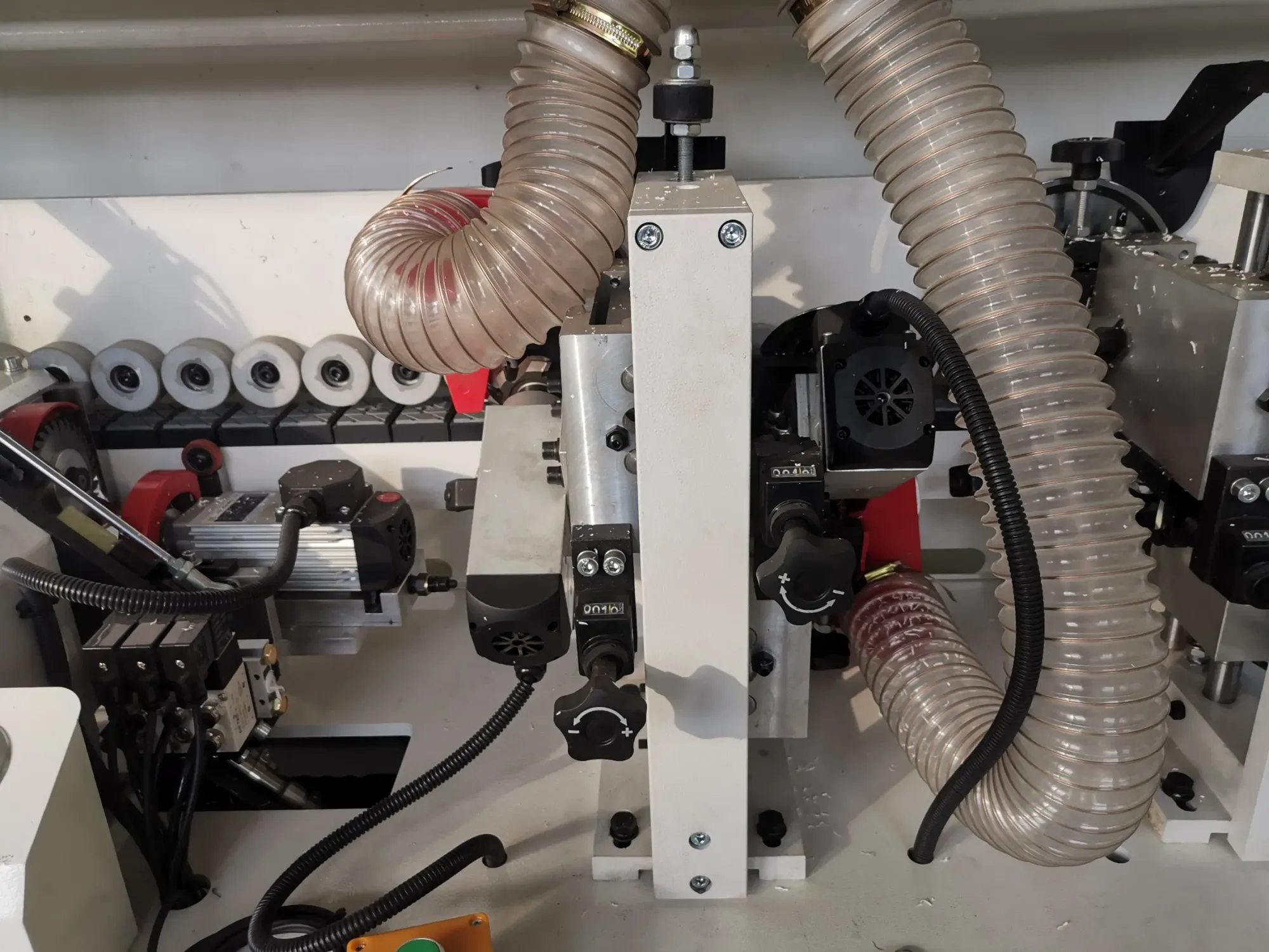 Полуавтоматический станок для кромления древесины и ПВХ 2