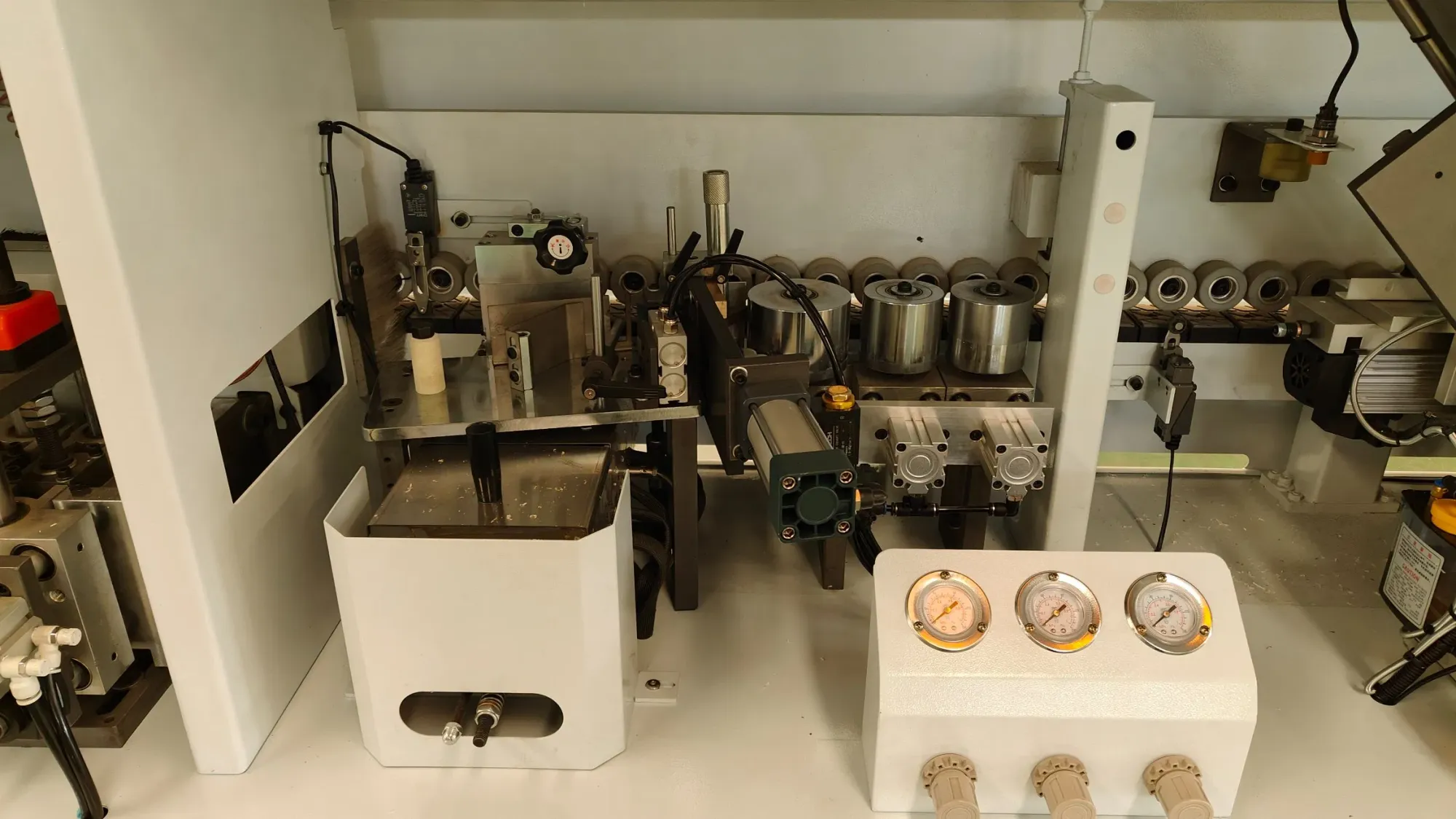 Профессиональная машина для крайней герметизации деревообработки среднеплотной волокнистой плиты 3