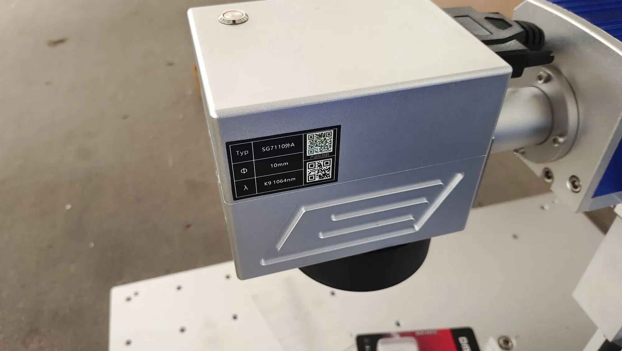 Профессиональная лазерная маркировочная машина с автофокусом 6