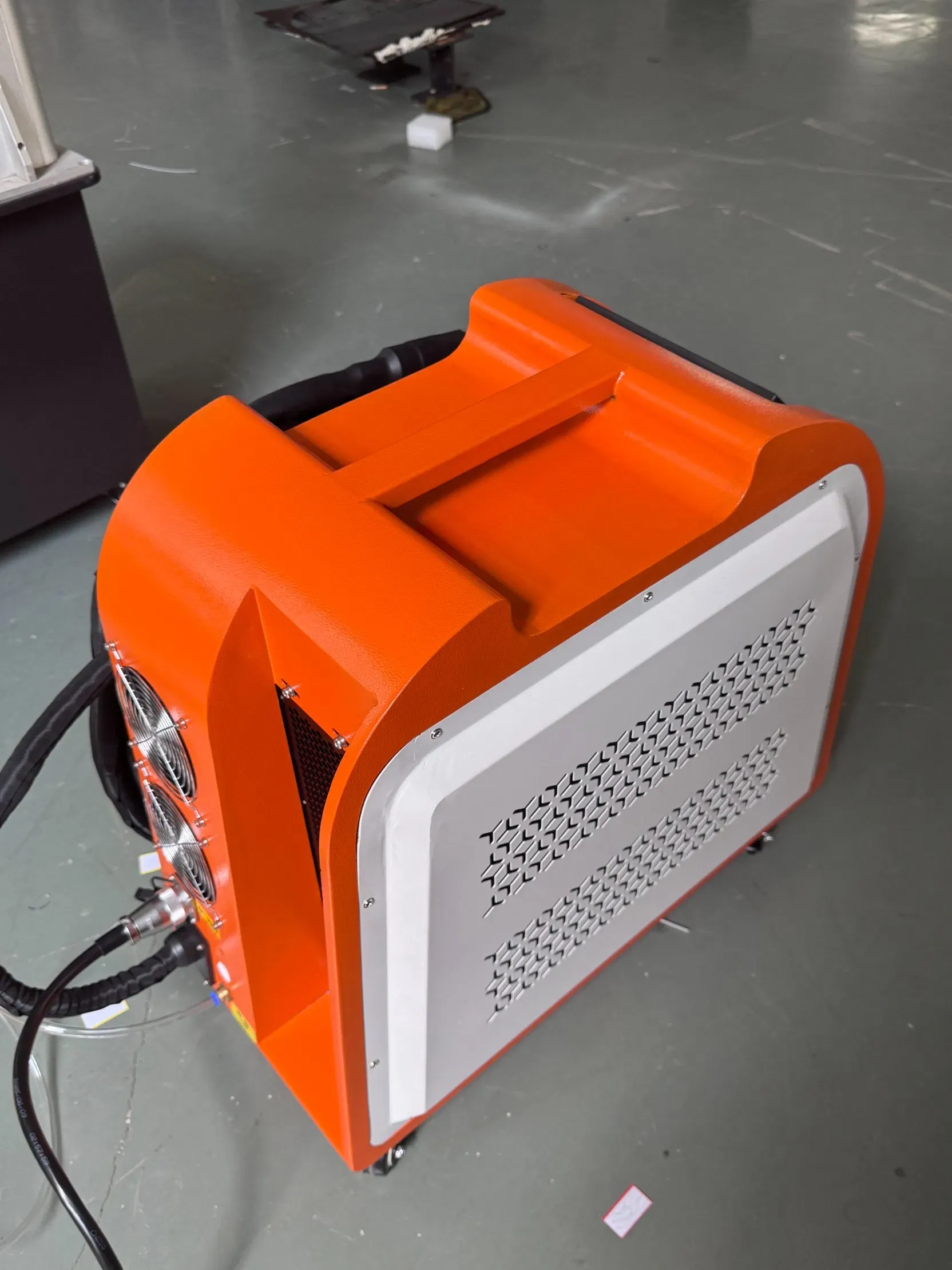 Профессиональная лазерная машина для очистки металла и дерева 2